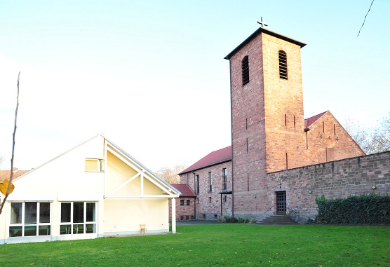 Gemeindehaus mit St. Pauluskirche und Garten - Nord-Westansicht